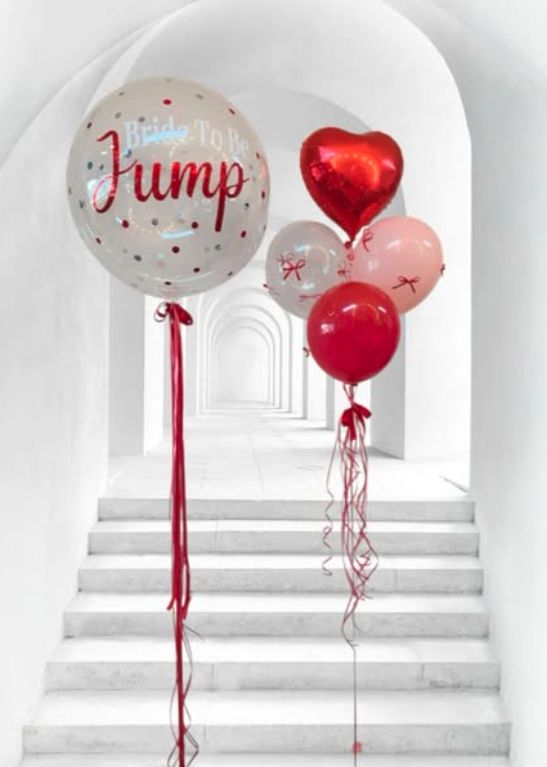 Jumbo Heart — ลูกโป่งหัวใจยักษ์งานขอแต่งงาน ติดตั้งในโถงทางเดินโค้งสีขาว